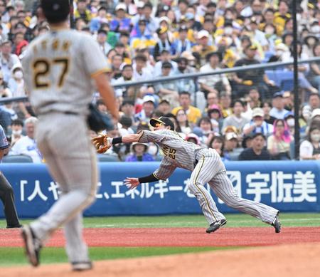 ３回、牧の強烈なライナーをキャッチする渡辺諒（撮影・金田祐二）