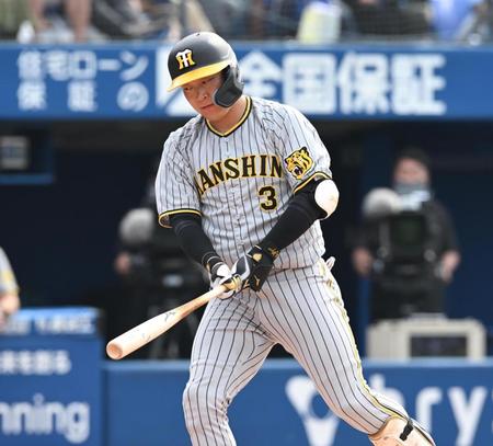 ７回、空振り三振に倒れる大山（撮影・金田祐二）