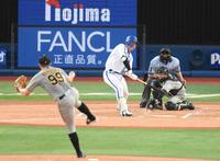 　３回、佐野のハーフスイングはボールの判定に