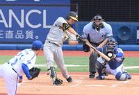 　３回、ファウルを打つ伊藤将（撮影・堀内翔）