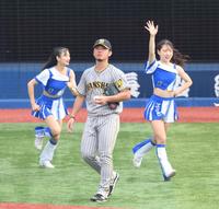 　６回、マウンドに向かう伊藤将。ＤｅＮＡオフィシャルパフォーマンスチームのｄｉａｎａ（撮影・堀内翔）