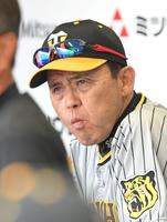 ８回、ベンチで厳しい表情を見せる岡田監督（撮影・高部洋祐）