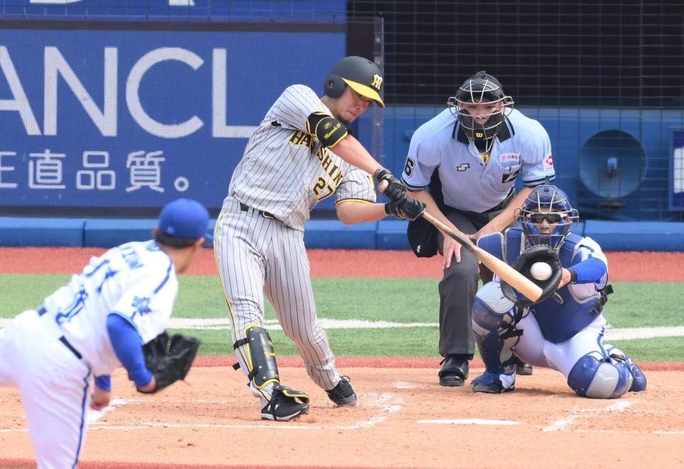 　３回、ファウルを打つ伊藤将（撮影・堀内翔）