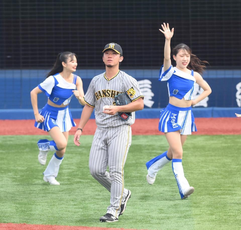 　６回、マウンドに向かう伊藤将。ＤｅＮＡオフィシャルパフォーマンスチームのｄｉａｎａ（撮影・堀内翔）