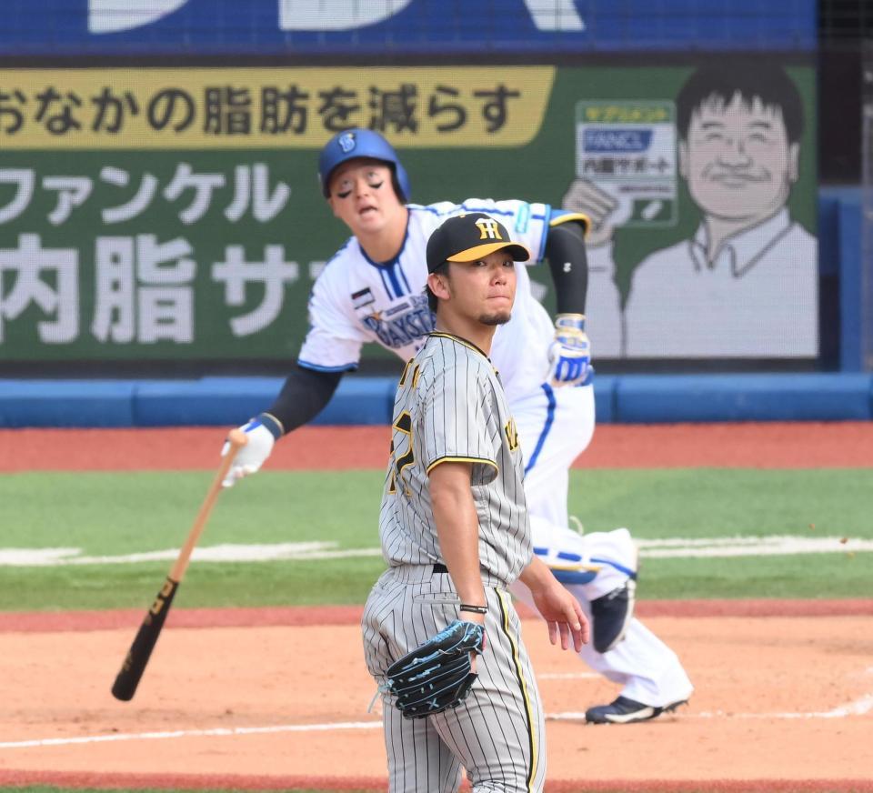 　６回、牧（後方）に中越え適時二塁打を打たれた伊藤将（撮影・堀内翔）