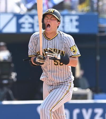 　３回、死球を受ける前川（撮影・金田祐二）