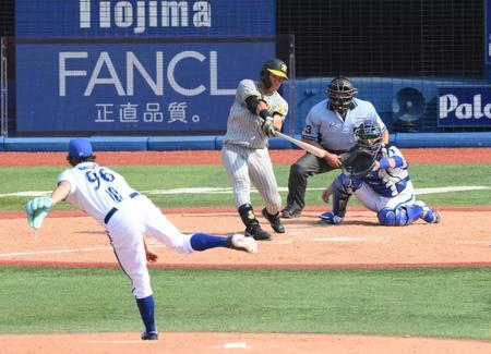 　５回、前川が右前適時打を放つ（撮影・堀内翔）