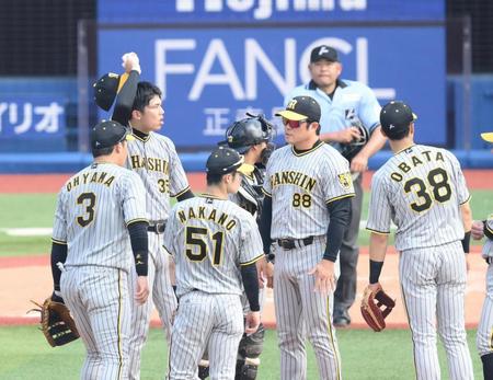 　３回、佐野に適時打を打たれてマウンドに集まる才木（後列左端）ら阪神ナイン（撮影・堀内翔）