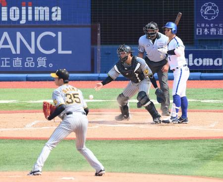 　３回、才木の暴投でランナーが進塁する（撮影・堀内翔）