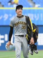 　練習を終え、笑顔で引き揚げる才木