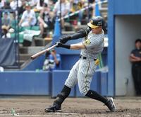 　２回、三塁打を放つ佐藤輝