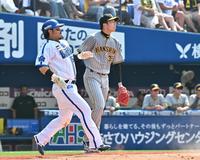 　２回、伊藤の右犠飛で先制を許した才木。左は生還した三走・宮崎