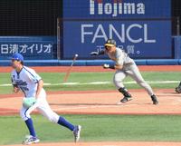 　５回、前川が右前適時打を放つ（撮影・堀内翔）