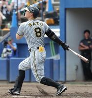 　２回、中越えへ三塁打を放つ佐藤輝