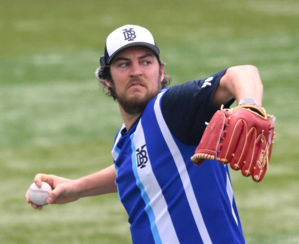 　試合前にキャッチボールをするバウアー