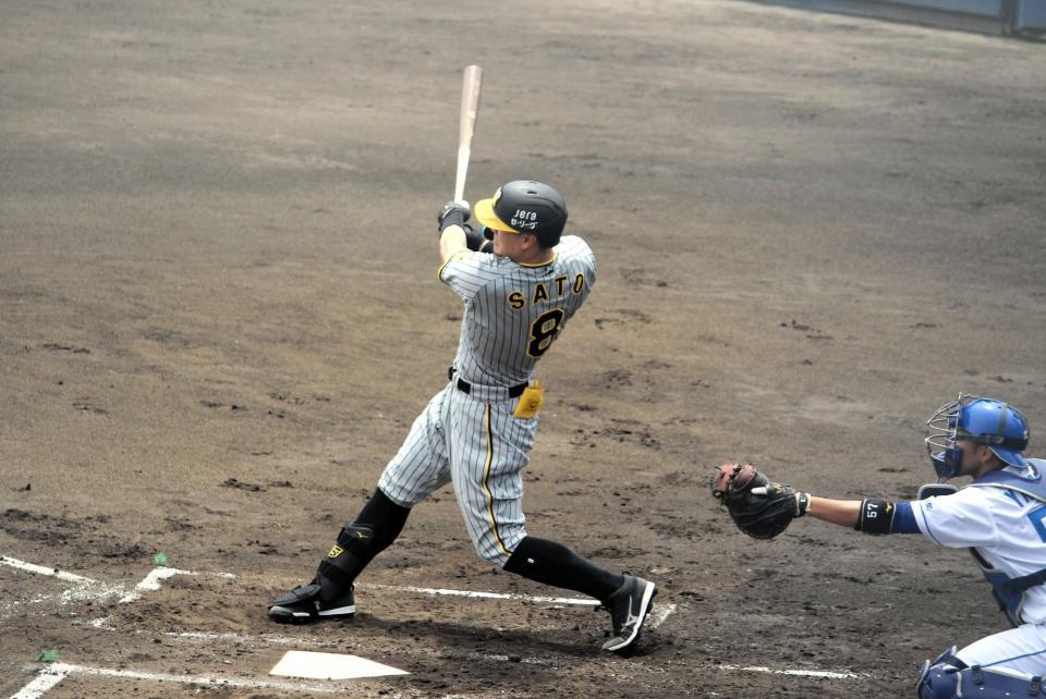 　２軍合流第１打席、初球を中堅フェンス直撃三塁打とした佐藤輝