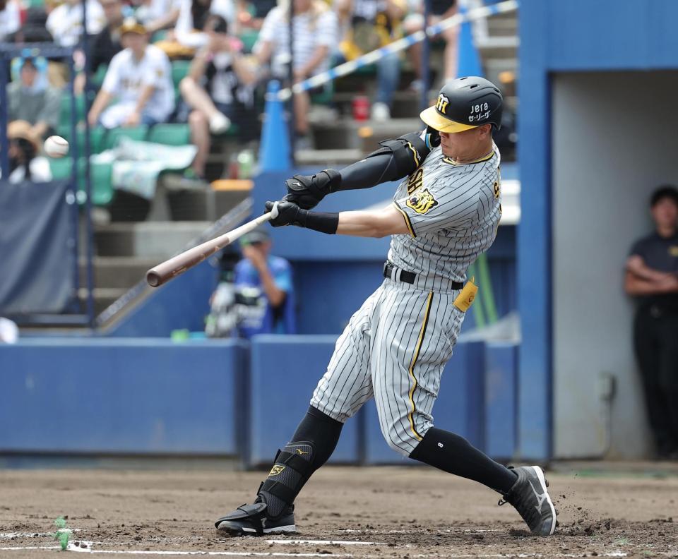 　２回、三塁打を放つ佐藤輝