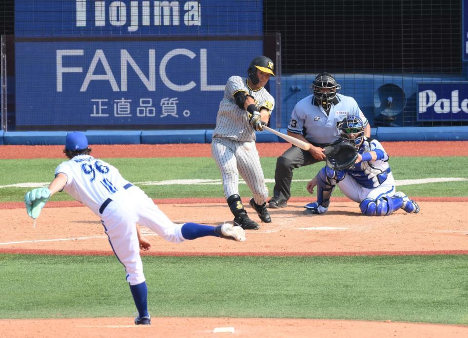 　５回、前川が右前適時打を放つ（撮影・堀内翔）