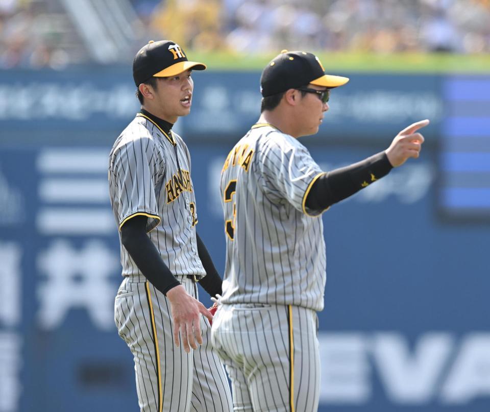 　４回、バウアーのバントの走塁について話す才木（左）と大山（撮影・金田祐二）