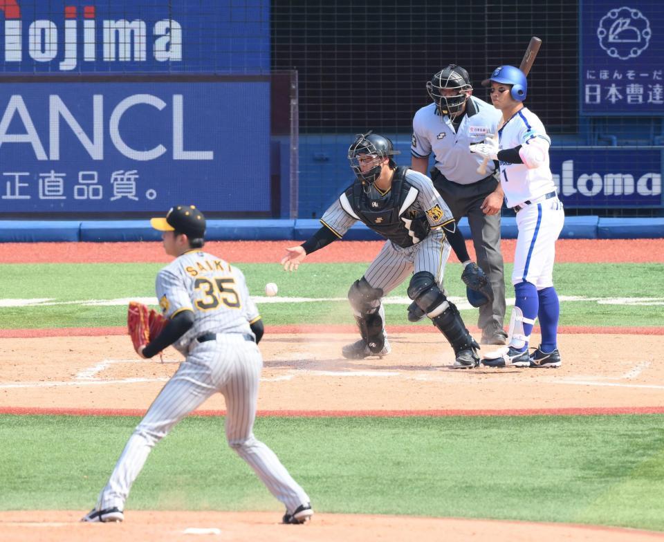 　３回、才木の暴投でランナーが進塁する（撮影・堀内翔）