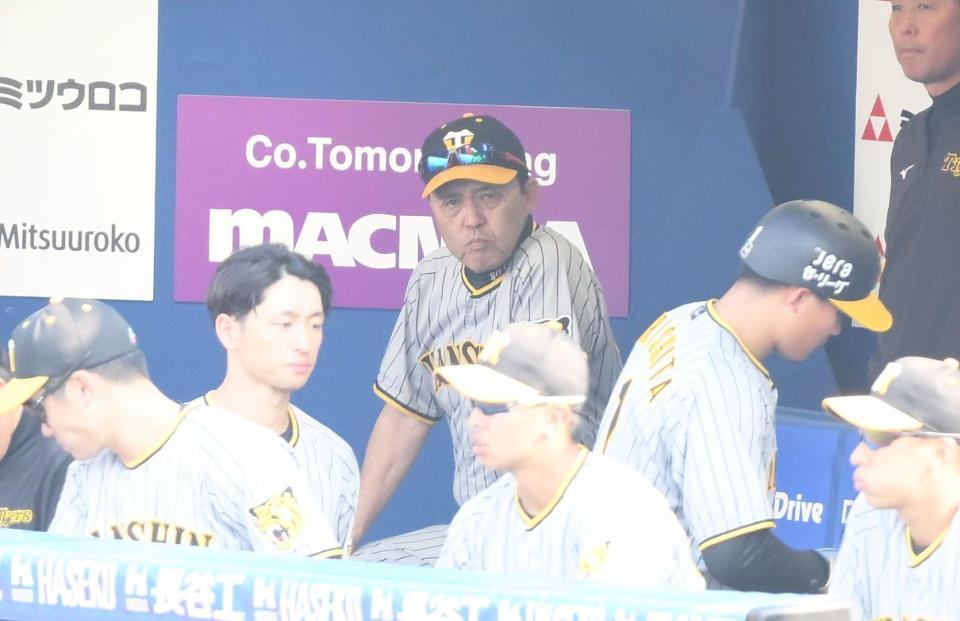 　６回、ベンチから試合を見つめる岡田監督。右は空振り三振に倒れた森下（撮影・堀内翔）