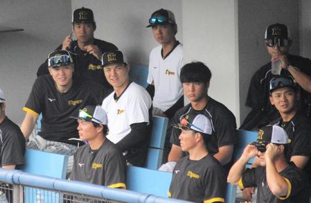 　栄枝らと談笑する佐藤輝（左端）