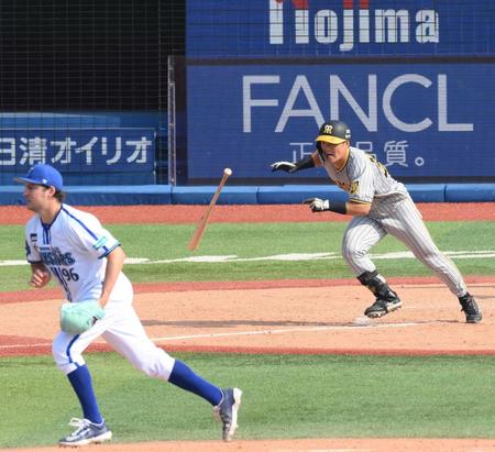 　５回、バウアー（手前）から右前適時打を放つ前川（撮影・堀内翔）