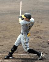 　２回、中堅フェンス直撃の三塁打を放つ佐藤輝（撮影・関谷文哉）