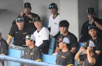 　栄枝らと談笑する佐藤輝（左端）