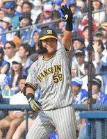 　適時打を放ちポーズを決める（撮影・高部洋祐）