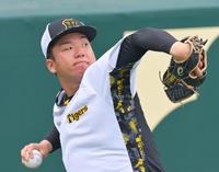 　キャッチボールをして汗を流す村上（撮影・立川洋一郎）