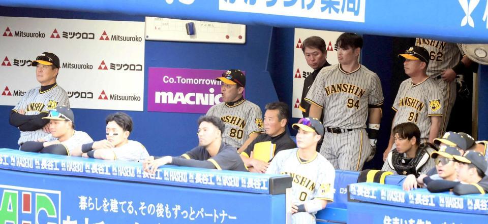 　ベンチでぼうぜんとする岡田監督（中央）ら阪神ナイン