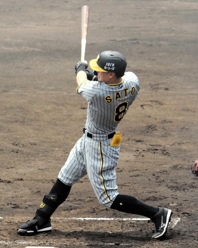 　２回、中堅フェンス直撃の三塁打を放つ佐藤輝（撮影・関谷文哉）