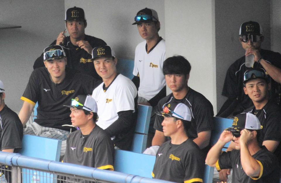 　栄枝らと談笑する佐藤輝（左端）