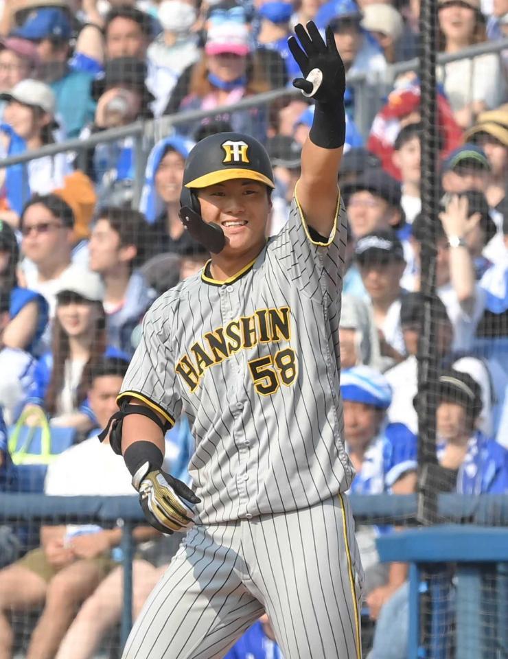 　適時打を放ちポーズを決める（撮影・高部洋祐）