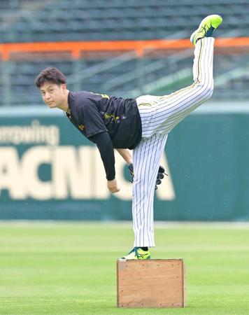 　箱形の台を使ってキャッチボールをする大竹（撮影・立川洋一郎）