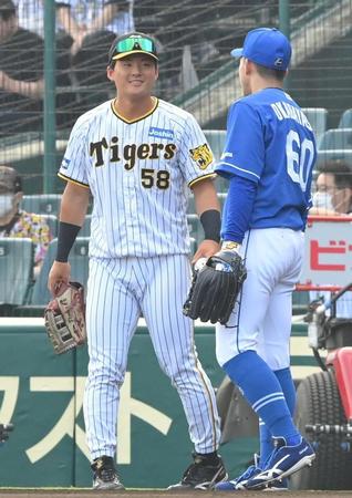 　試合前、岡林（右）と談笑する前川（撮影・高部洋祐）