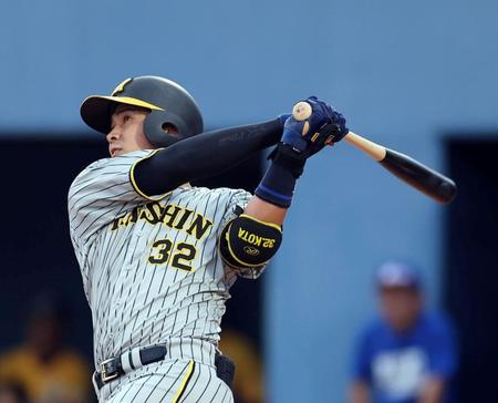 　２回、左越えにソロを放つ井上（撮影・山口登）