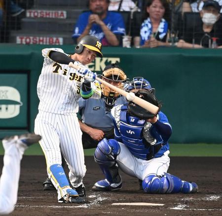 　３回、先制犠飛を放つ近本（撮影・飯室逸平）