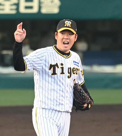 　１回、ナインに声をかける西勇（撮影・飯室逸平）