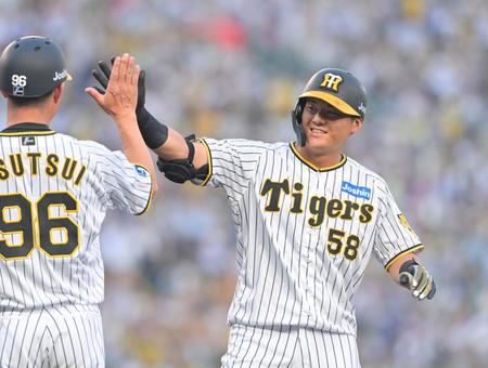 　３回、適時打を放ちベンチへ向かって笑顔を見せる前川（撮影・立川洋一郎）