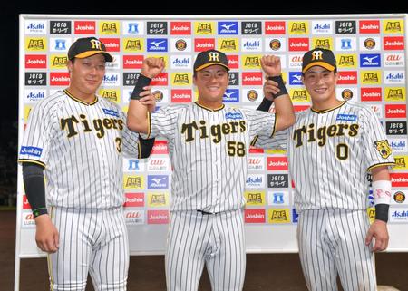 　お立ち台で笑顔を見せる（右から木浪、前川、大山）＝撮影・立川洋一郎