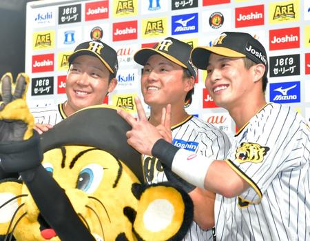 　お立ち台で笑顔で記念写真に納まる（右から）木浪、前川、大山（撮影・立川洋一郎）