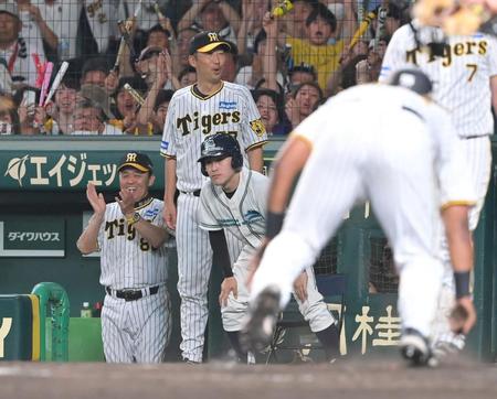 　５回、木浪の２点適時打に笑顔を見せる岡田監督（左端）＝撮影・高部洋祐