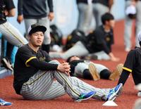 　ベンチ前でストレッチする佐藤輝（撮影・山口登）