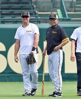 　練習中にノイジー（左）と話をする岡田監督（撮影・立川洋一郎）