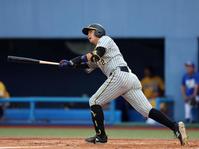 　２回、左越えにソロを放つ井上（撮影・山口登）