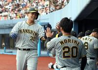 　２回、先制ソロを放ち生還する井上（撮影・山口登）