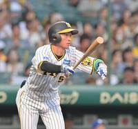 　３回、先制の右犠飛を放つ近本（撮影・立川洋一郎）