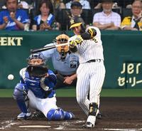 　３回、中前打を放つ梅野（撮影・飯室逸平）